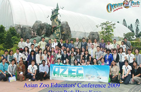 图五：会议参加者于海洋公园亚洲动物天地外合照留念